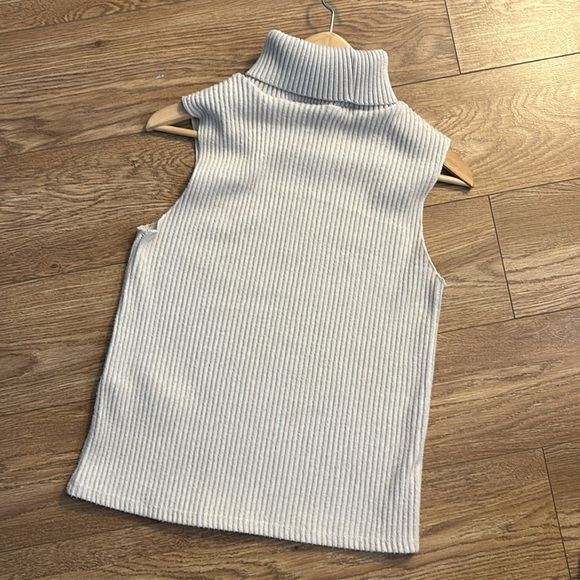 Zara sleeveless turtleneck sweater - Picture 3 of 3
